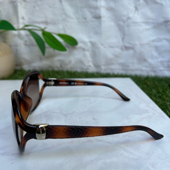 Salvatore Ferragamo Sunglasses
SF77OSA 214 Tortoise Brown
Gradient, new no box . - Picture 15 of 16